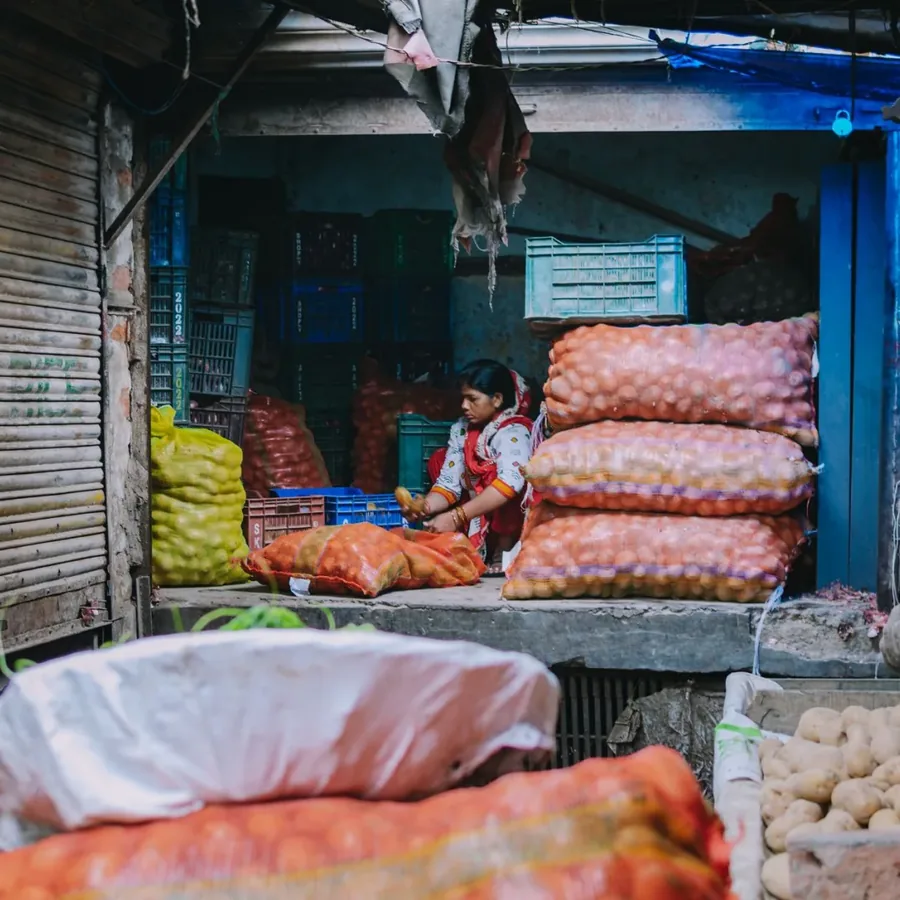 Kệ hàng trong cửa hàng